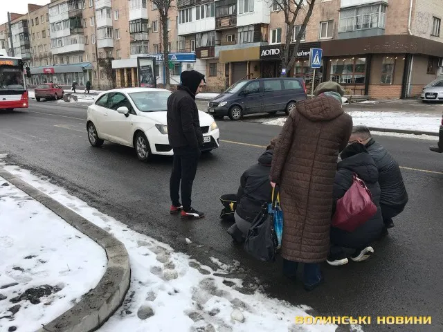 У Луцьку аварія на переході: збили молоду дівчину (фото, відео)