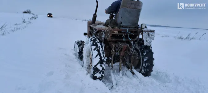 На Волині автомобілі потрапили до снігової пастки (відео)