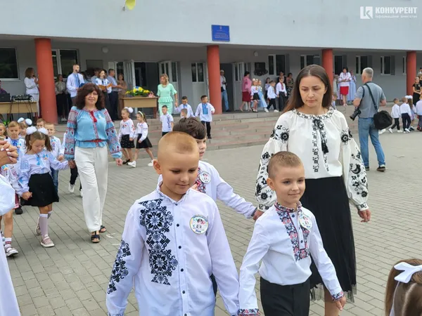 1 вересня у луцькому ліцеї №10: лінійка для першачків та випускників (фото)