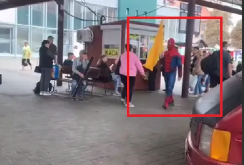 У Луцьку людина-павук повзала по маршрутках (відео)