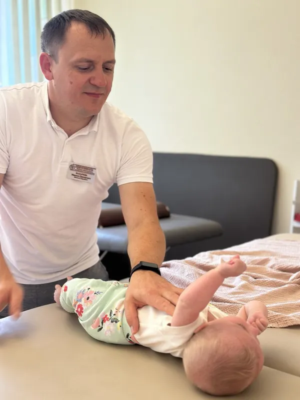 На Волині хлопчик у рік і 8 місяців зробив свої перші кроки завдяки фізичним терапевтам (фото)