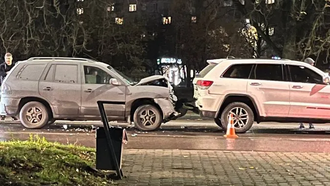 На вулиці Рівненській у Луцьку зіткнулися два позашляховики: утворився затор (фото, відео)