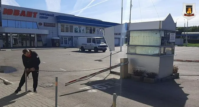 У Луцьку муніципали зрізали шлагбауми біля «Юванту» (фото, відео)