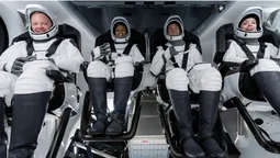 Туристи місії SpaceX успішно повернулися на Землю (відео)