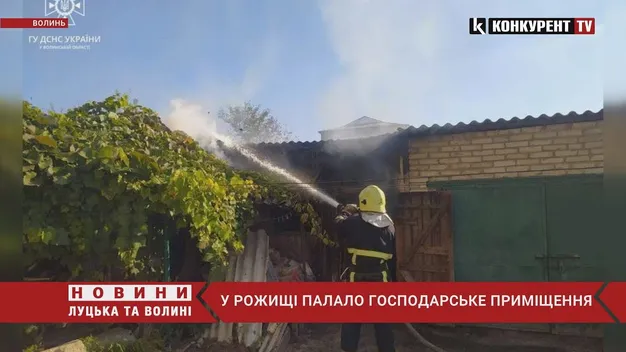У Рожищі палало господарське приміщення (фото, відео)