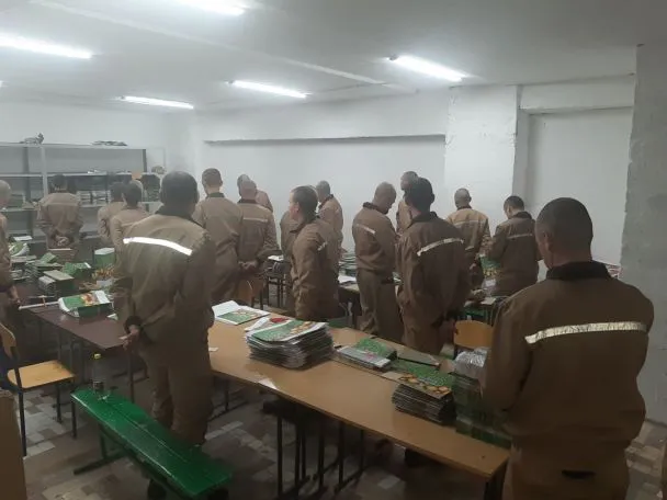«Більшість повернуться вбивати»: репортаж із секретного табору в Україні, де утримують російських військових