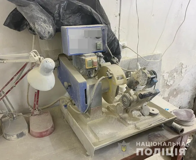 У Луцьку і Ковелі «накрили» цехи з обробки бурштину (фото, відео)