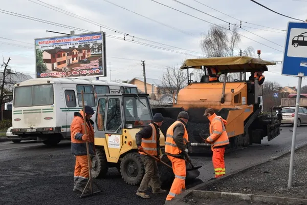 У Луцьку завершують ремонт дворів і доріг (фото)