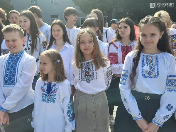 «Бо ми – люди-титани»: як у Луцькому ліцеї №10 танцювали випускний вальс (фото, відео)
