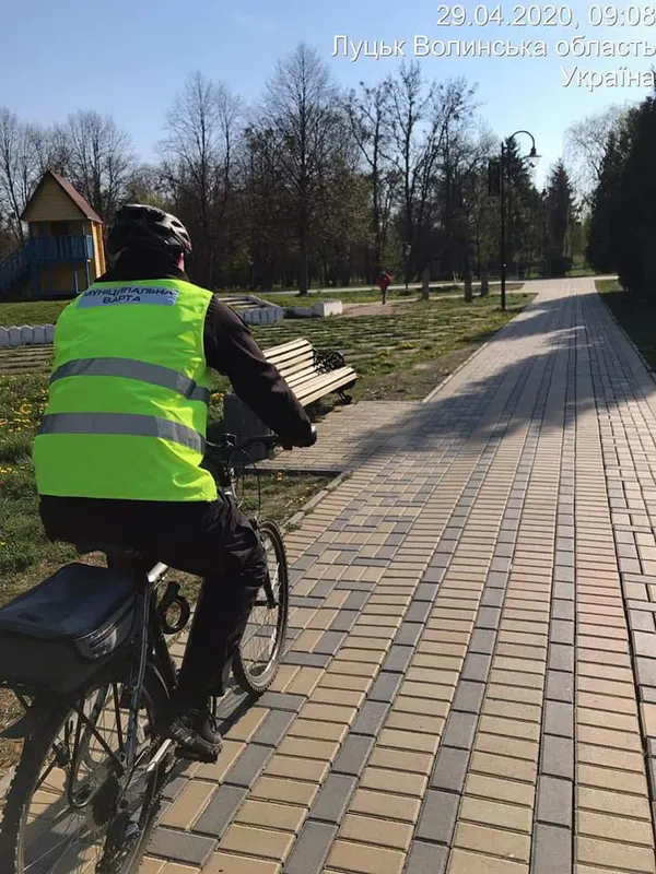 Муніципали сіли на велосипеди, щоб у парках Луцька пильнувати порушників (ФОТО)