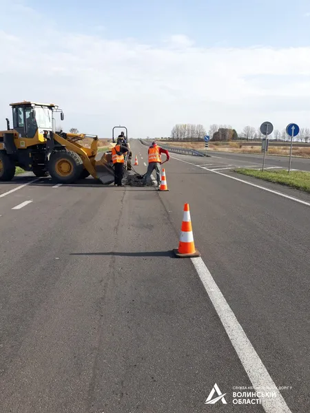 На Волині дорожники «латають» найважливіші дороги області (фото)