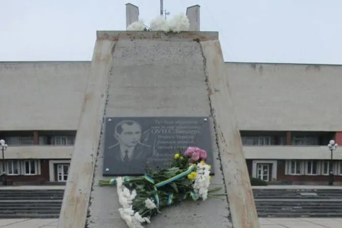 Пам’ятник Бандері пропонують перенести, а біля РАЦСу встановити скульптуру собаки