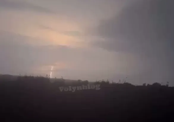Спалахи блискавок і безперервний гуркіт грому: над Луцьком прокотилася потужна гроза (фото)