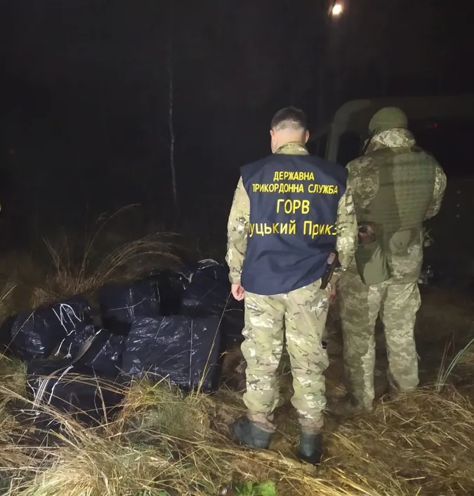 На Волині контрабандисти кинули пакети із цигарками і втекли