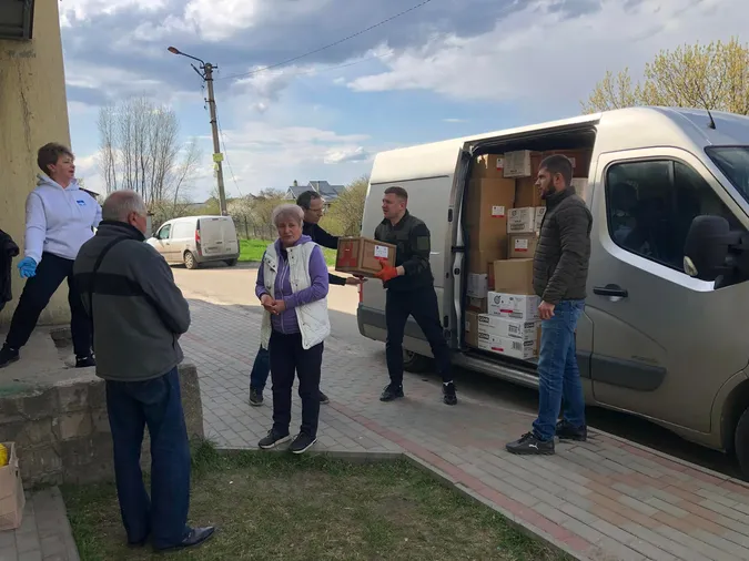 Жителі Бучанського району отримали «сімейні пакунки» від луцьких волонтерів (фото, відео)