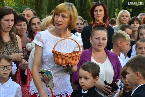 Кульки і квіти: у Луцькій школі № 9 святкували День знань (фото)