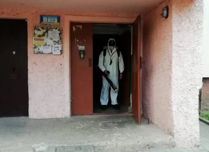 Рятувальники продовжують дезінфікувати будинки в Луцьку (фото)