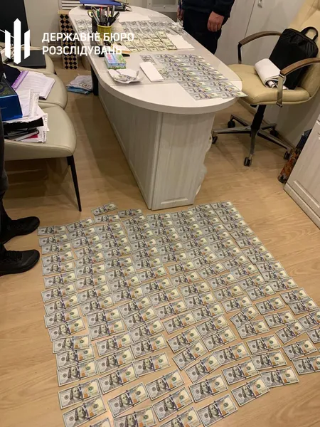 У ліжку з мільйонами: на Хмельниччині викрили багатіїв-посадовців (фото, відео)