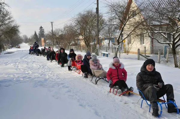 Гасали селом: у Хорлупах на Волині створили рекордний потяг із санчат (фото, відео)
