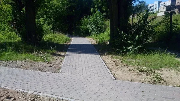 Вулиці Луцька облаштували пішохідними доріжками (фото)