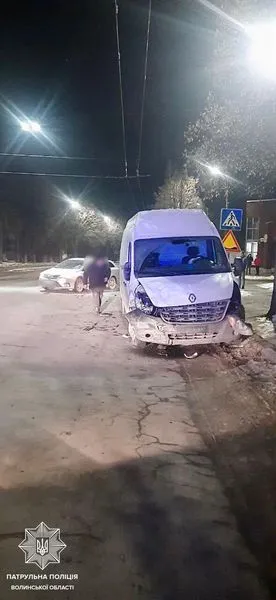 Виїхав на зустрічну смугу: у Луцьку бус зіткнувся з легковиком (фото)