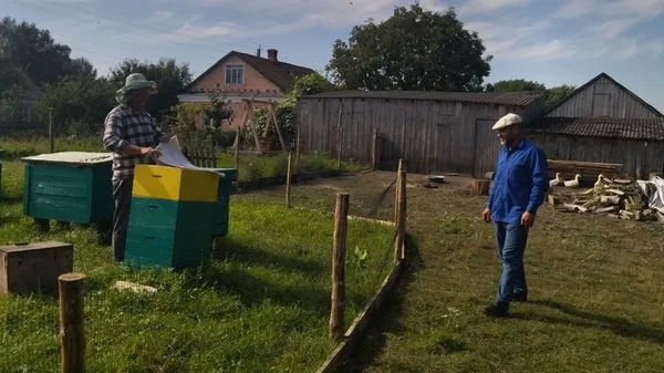Староста села Велицьк Валерій Киричук (зліва) і місцевий житель Іван Матвійчук (справа)
