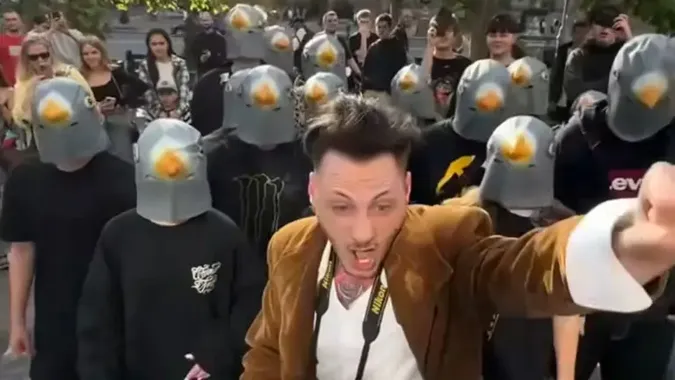 У Києві група квадроберів атакувала заклад фастфуду (відео)