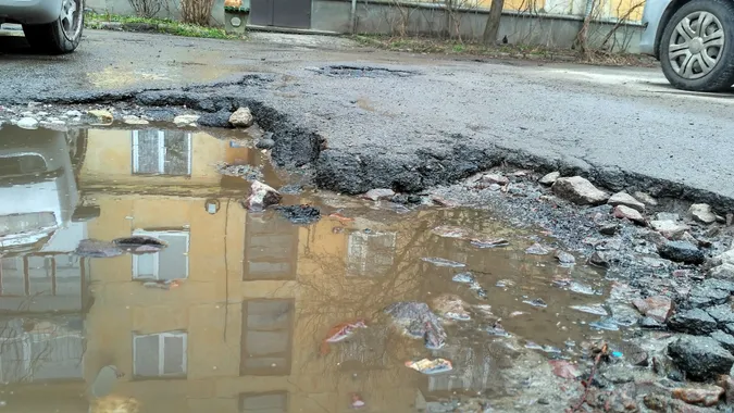 Це дискримінація, – у Луцьку вимагають відремонтувати двір