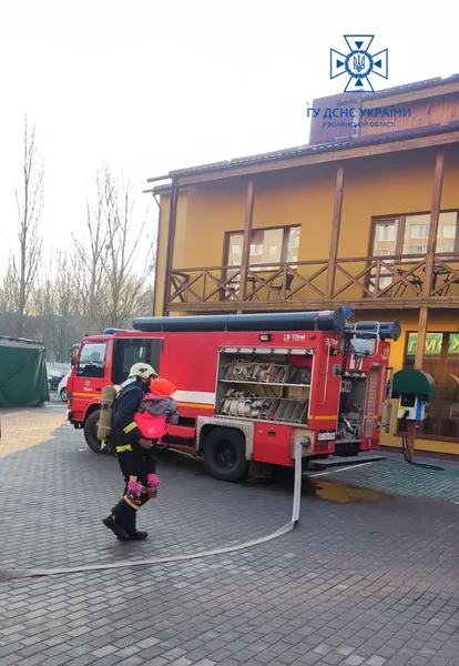 Дітей знімали по драбині: деталі пожежі в «Олімпії» у Луцьку (фото, відео)