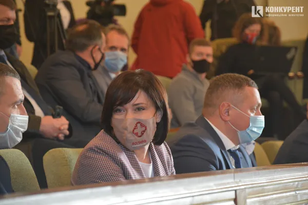 Із селфіками, масочками та невеличким скандальчиком на фінал: перша сесія Волиньради (фото)
