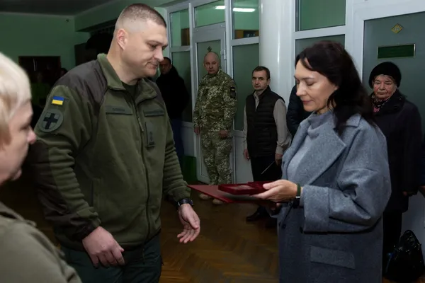У Луцьку матері загиблого 20-річного азовця вручили нагороду «За мужність»  (фото)