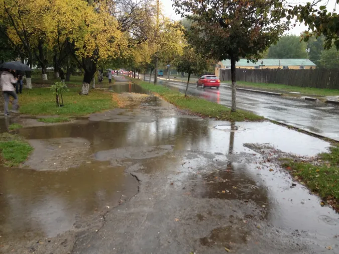Лучани просять про терміновий ремонт пішохідної зони на одній із вулиць