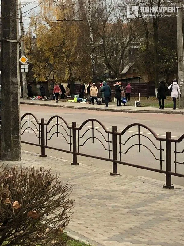 Старе місто перетворюється на Шанхай: лучанина обурила стихійна торгівля на газоні