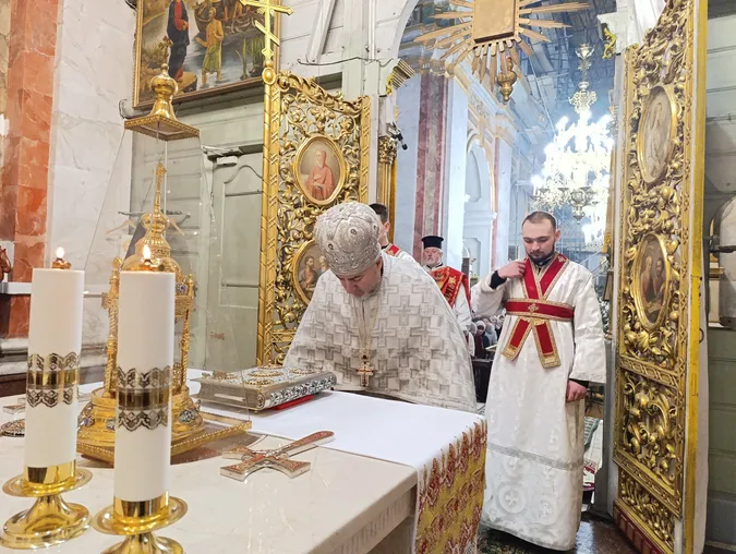 Молитви і колядки: у луцькому соборі Святої Трійці провели різдвяну службу (фото)