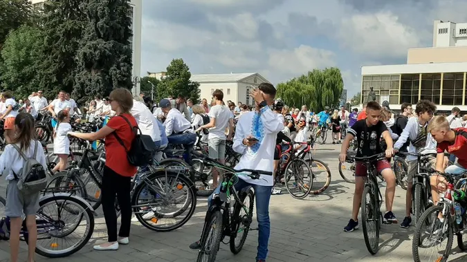 Луцьком промчав велопробіг у вишиванках (фото)