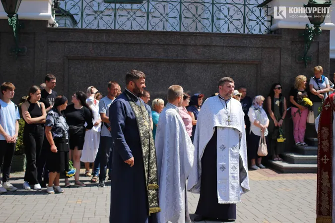 Віддали життя за нас: Луцьк на колінах попрощався з двома захисниками (фото, відео)