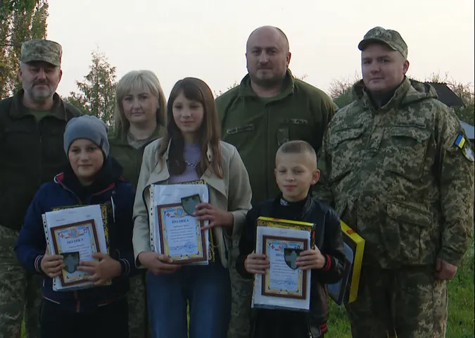 Грамоти, шеврони, цукерки: волинські тероборонівці віддячили дітям за зібрані гроші (фото)
