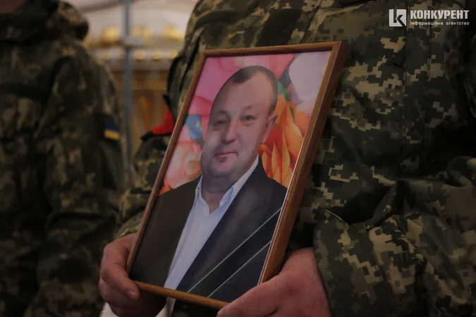 У Луцьку на колінах попрощалися зі ще одним загиблим Героєм (фото)