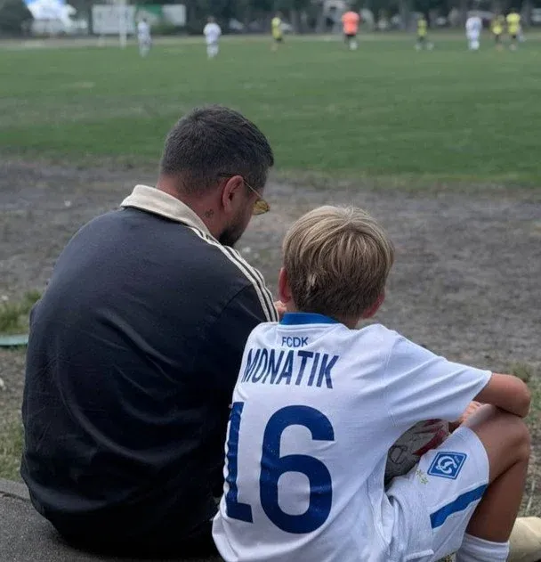 Дружина MONATIK поділилася новими сімейними фото з трьома синами (фото)