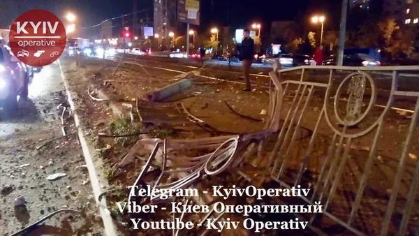 У Києві фура протаранила зупинку (фото)