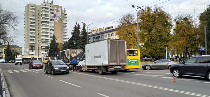 Вантажівка потрапила в аварію у центрі Луцька (фото)