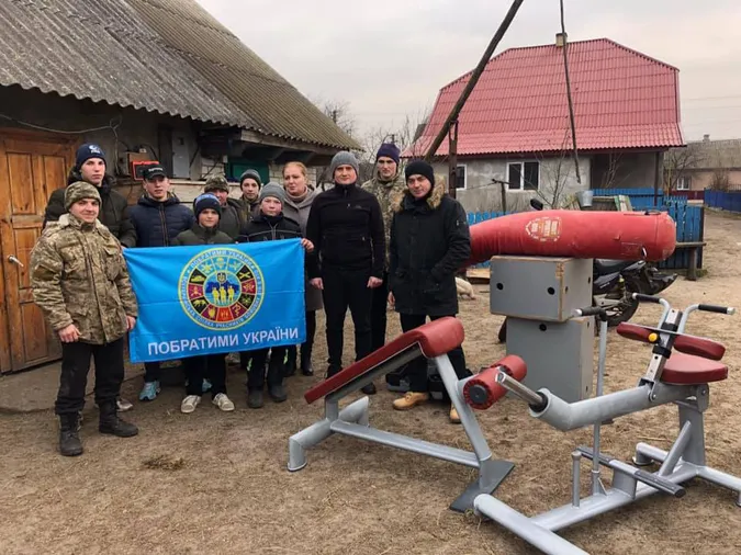 На Волині атовці подарували спортінвентар підліткам, які тренувалися в халупі