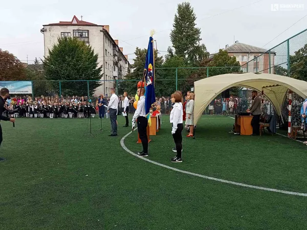 Веселі і сумні: святкування першого дзвоника у луцькій школі №9 (фото)
