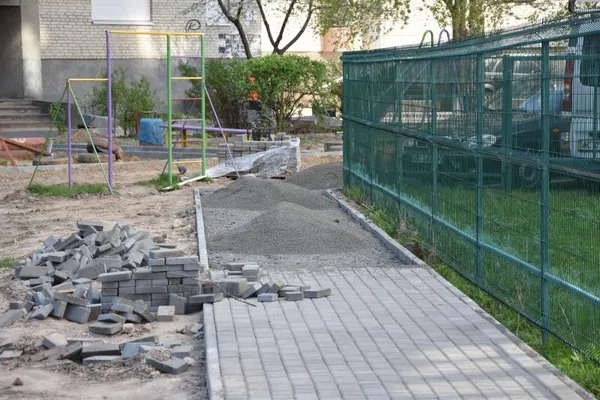 У Луцьку ремонтують дороги та прибудинкові території (фото)