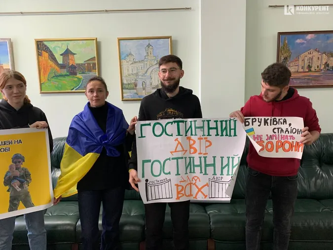 Активісти таки змогли потрапити на сесію Луцькради, попри перешкоджання охорони