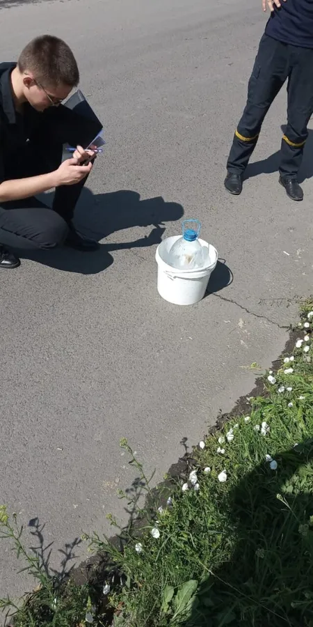 У Луцьку невідомі викинули на вулицю ртутні термометри (фото)