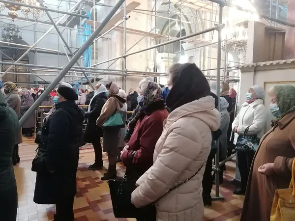 Свічки, молитва й соціальна дистанція: як у луцькому соборі святкують Благовіщення (фото)