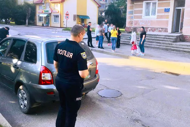 У Франківську поліція затримала чоловіка, який грабував поліцейський пункт (фото)