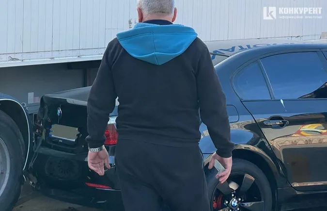Рух перекритий: у Луцьку біля «Яровиці»  фура врізалась в «беху» (фото)