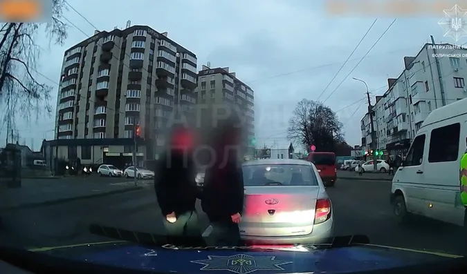 У Луцьку вліпилися дві автівки: ви здивуєтеся, що зробили патрульні (відео)